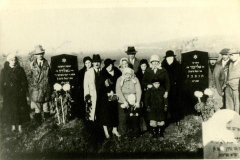  Rodina Kohnovcov pri hroboch rodiny, rok 1929.